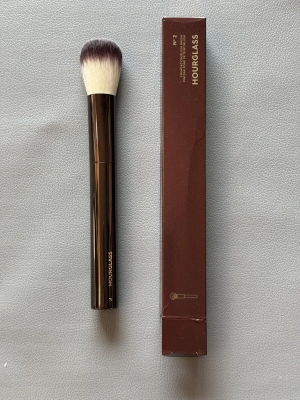 Кисть для тональной основы Hourglass - Foundation/Blush Brush No. 2
