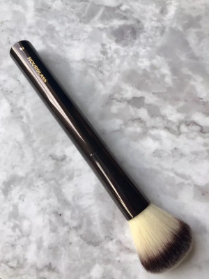 Кисть для тональной основы Hourglass - Foundation/Blush Brush No. 2
